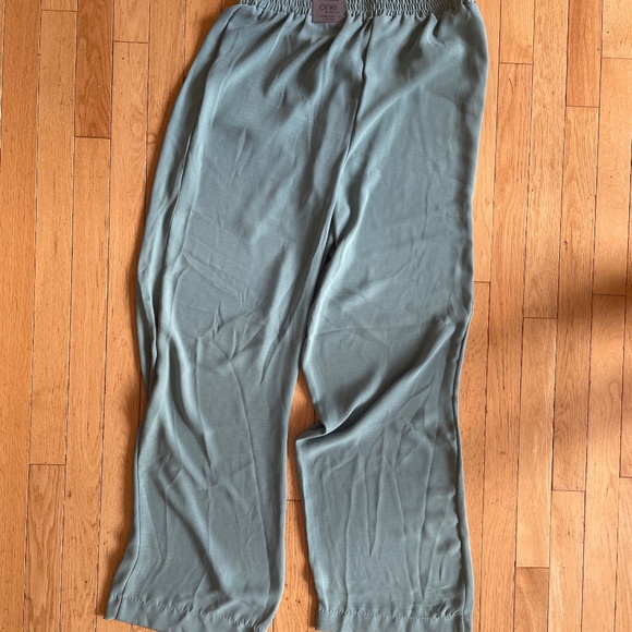 Brand New One by Chapter One Women's Flowy Green Wide Leg Pants - Picture 4 of 12